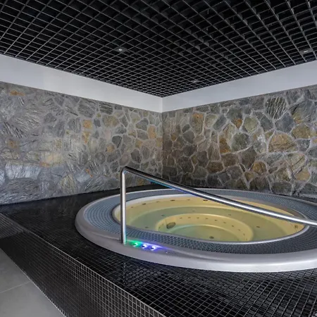 Royal Aparts Park Vip Z Basenami, Saunami, Jacuzzi I Silownia 斯克拉斯卡波伦巴